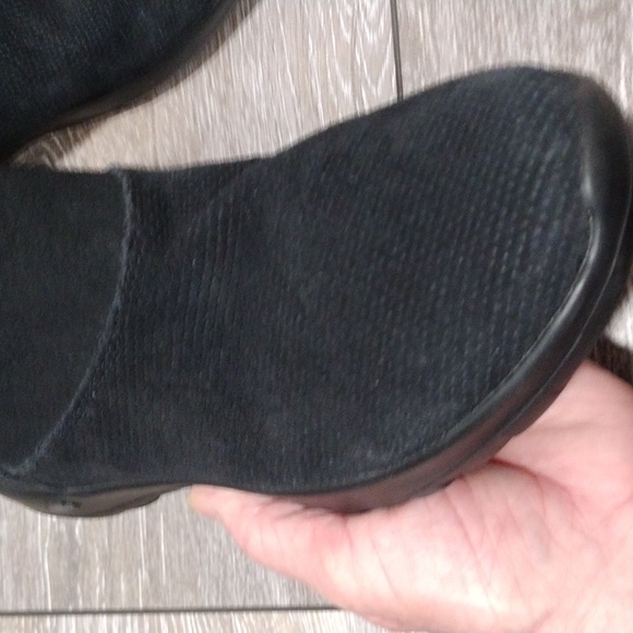 Skechers black suede ankle boots. Size 6.5 - Picture 2 of 14